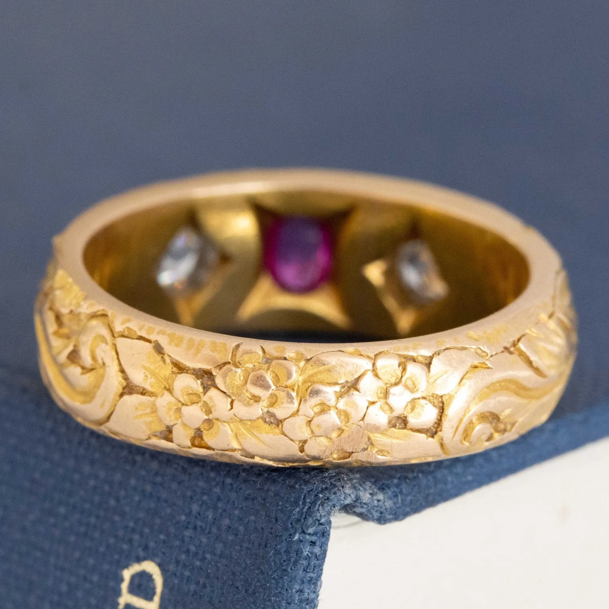 .85ctw Antique Cabochon Sapphire & Diamond Engraved Band