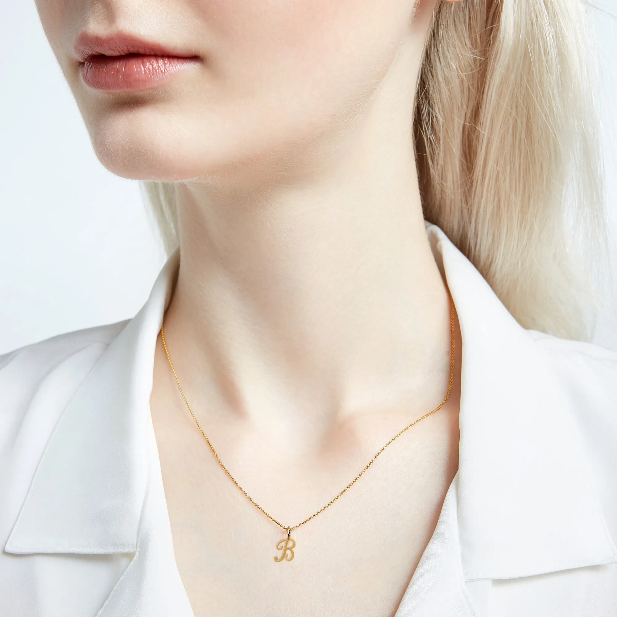AMELIA SCRIPT INITIAL NECKLACE