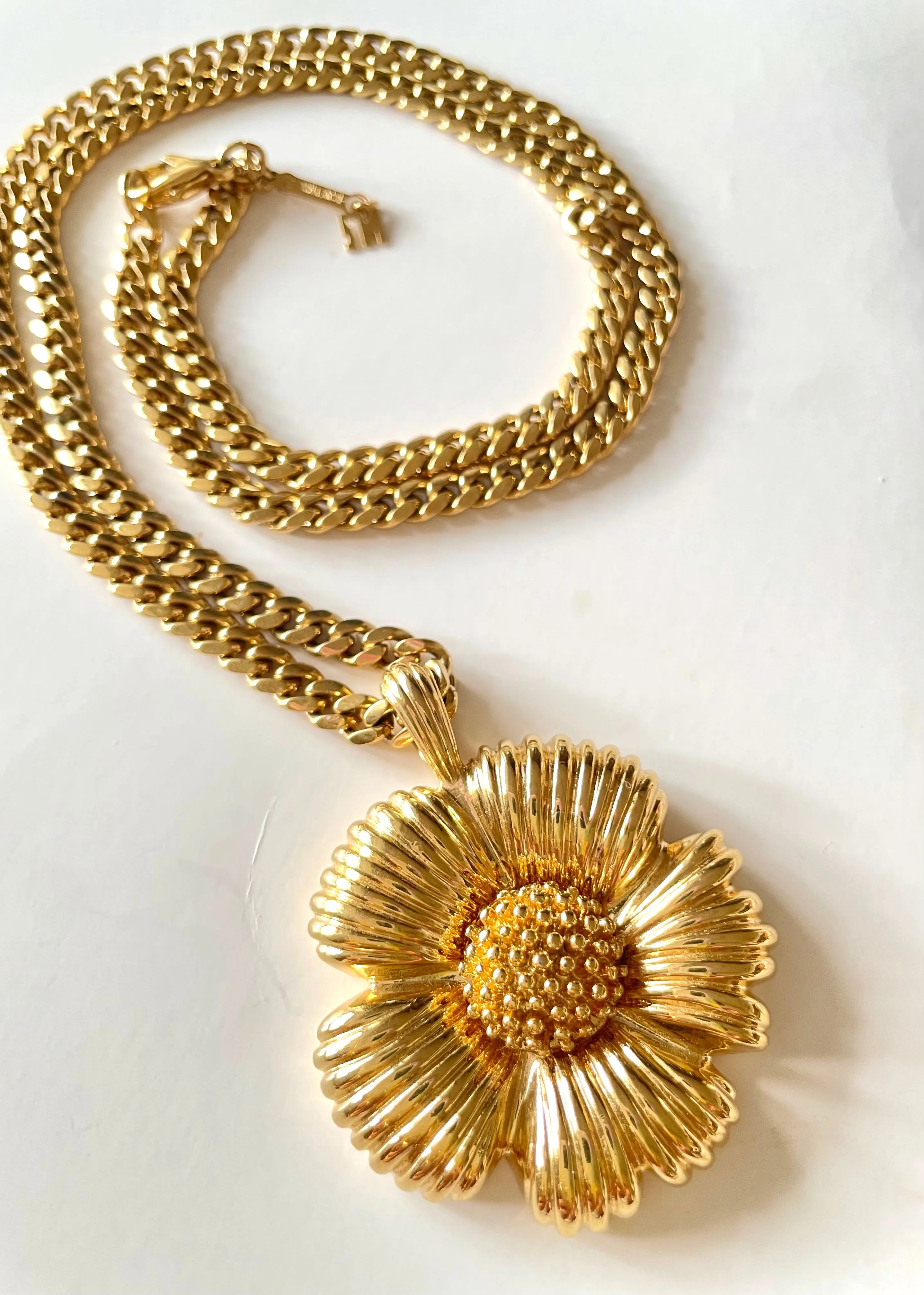 MINT. Vintage NINA RICCI golden chain necklace with big flower pendant top. Sunflower. Beautiful jewelry piece. 0409082