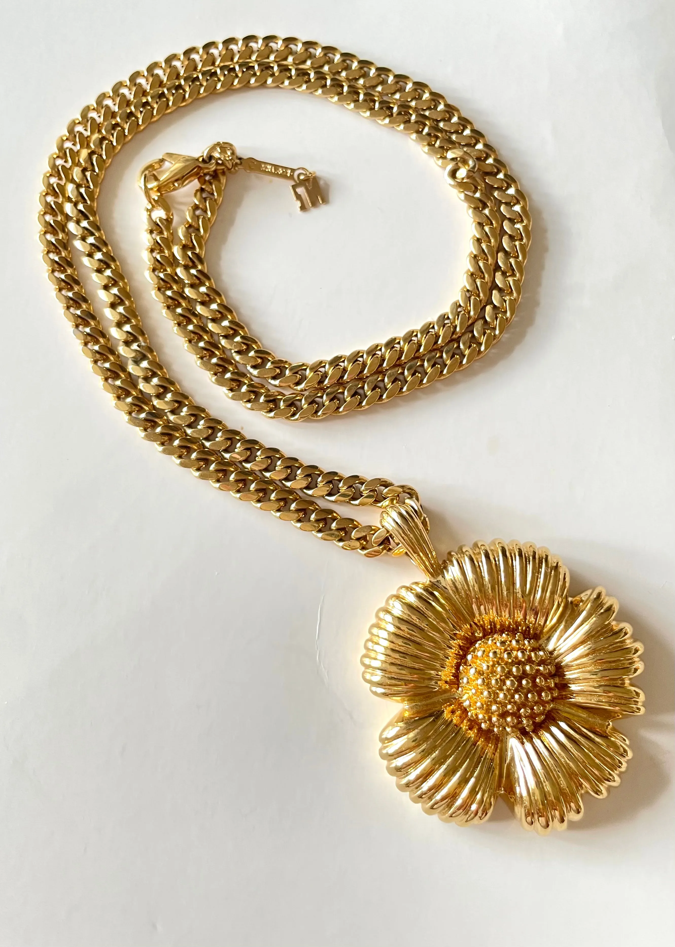 MINT. Vintage NINA RICCI golden chain necklace with big flower pendant top. Sunflower. Beautiful jewelry piece. 0409082