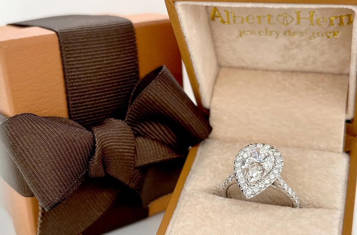 Ring 18kt Gold GIA Pear Diamond 2.33 cts & Round Diamonds