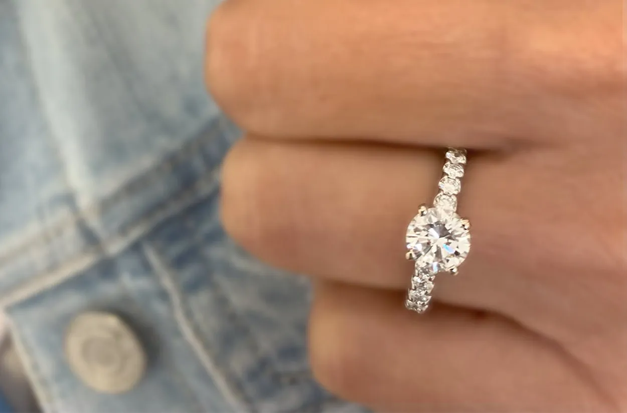 Ring 18kt White Gold Round Center Stone & Diamonds GIA G I1