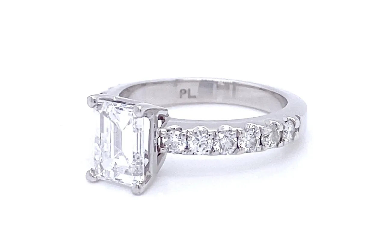 Ring Platinum Emerald Cut with 12 Diamonds D VVS2 GIA