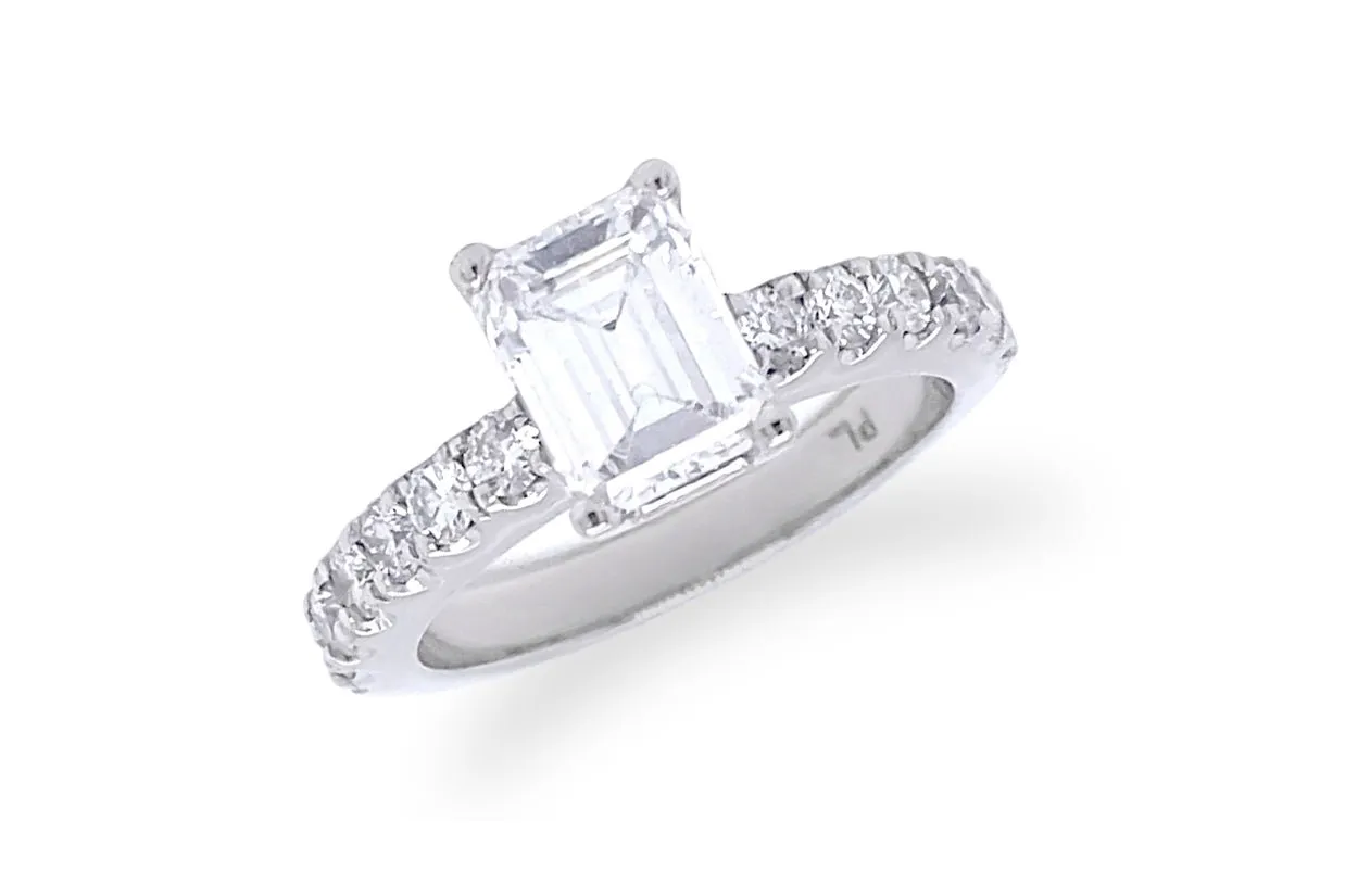 Ring Platinum Emerald Cut with 12 Diamonds D VVS2 GIA