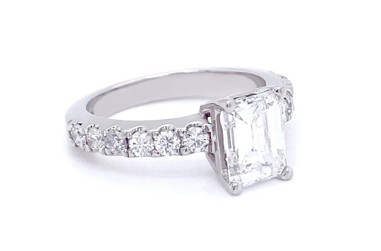 Ring Platinum Emerald Cut with 12 Diamonds D VVS2 GIA