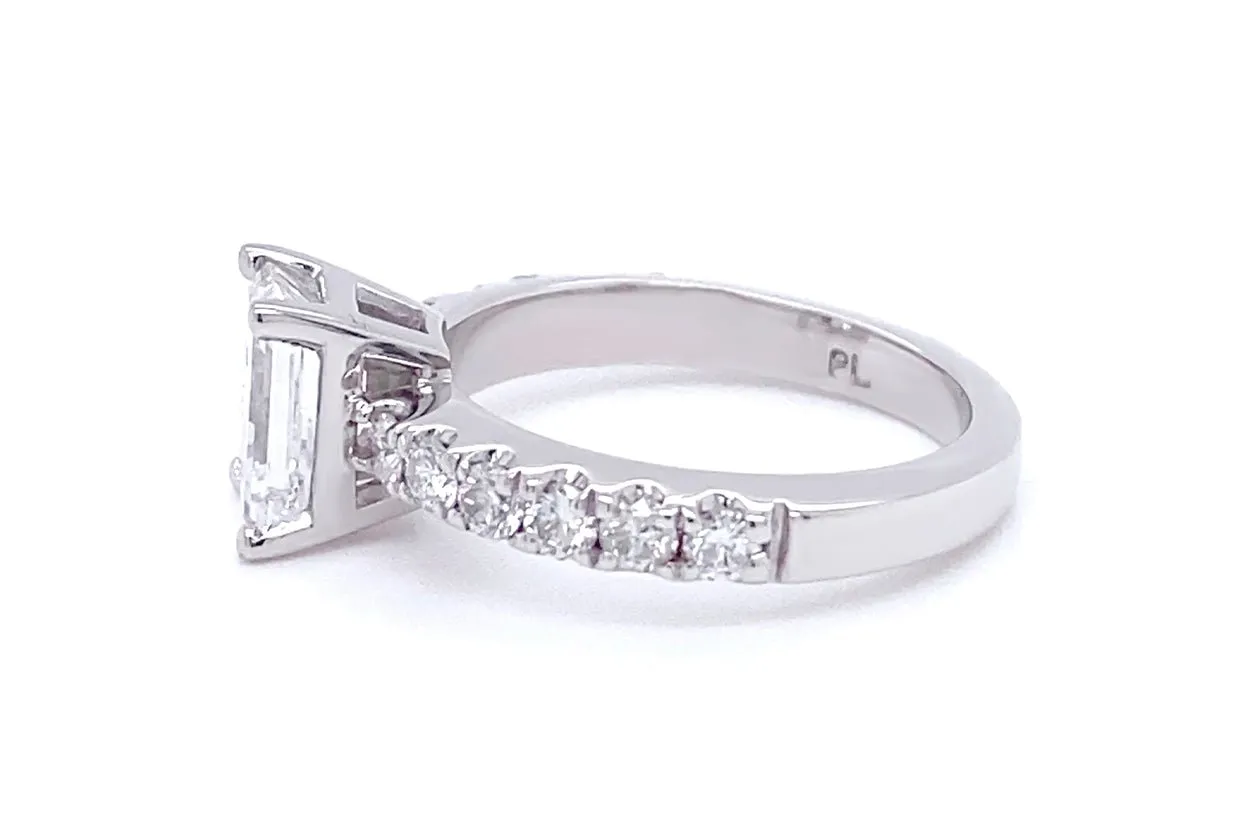 Ring Platinum Emerald Cut with 12 Diamonds D VVS2 GIA