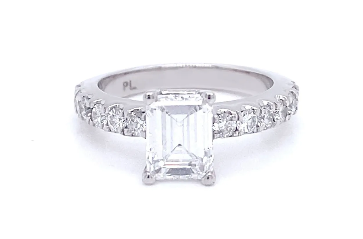 Ring Platinum Emerald Cut with 12 Diamonds D VVS2 GIA