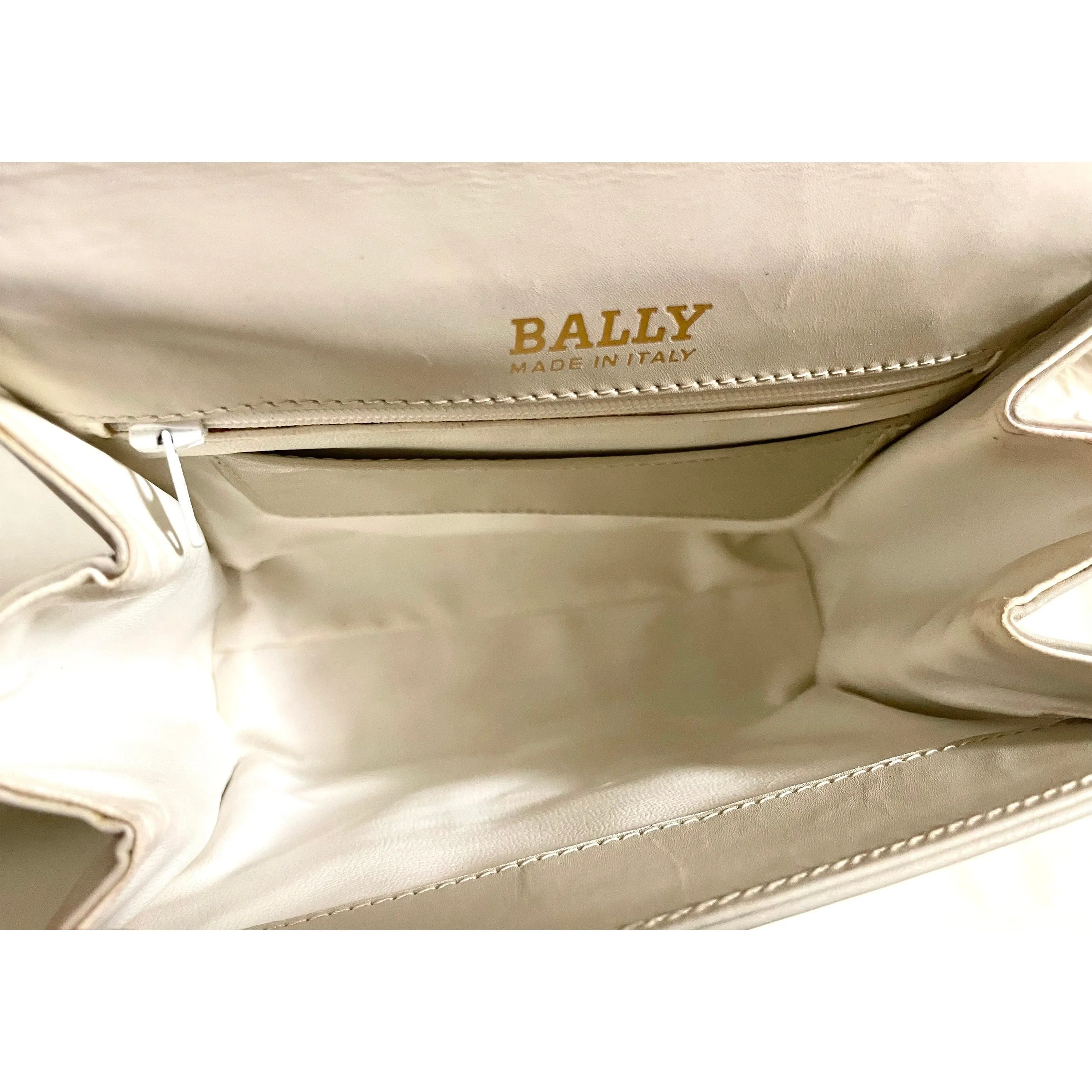 Vintage BALLY ivory white leather shoulder bag with chains and gold tone shell, ruddle, pearl, anchor motifs. 060310ya2